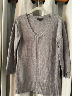 Banana Republic Light Gray V-Neck Pullover Sweater, Women’s Size Medium